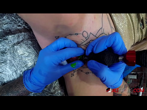 ❤️ E dashura jashtëzakonisht e bërë me tatuazhe, Sully Savage, bëri një tatuazh në klitorisin e saj ️ Video e ndyrë në pornografi sq.porn-tub-sexer.ru ❌️❤